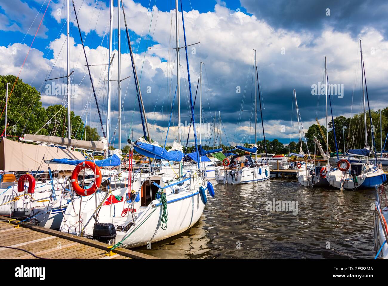 Yachten liegen in einem Hafen. Segelboote im Dock. Sommerferien, Kreuzfahrt, Erholung, Sport, Regatta, Freizeitaktivitäten, Service, Tourismus Stockfoto