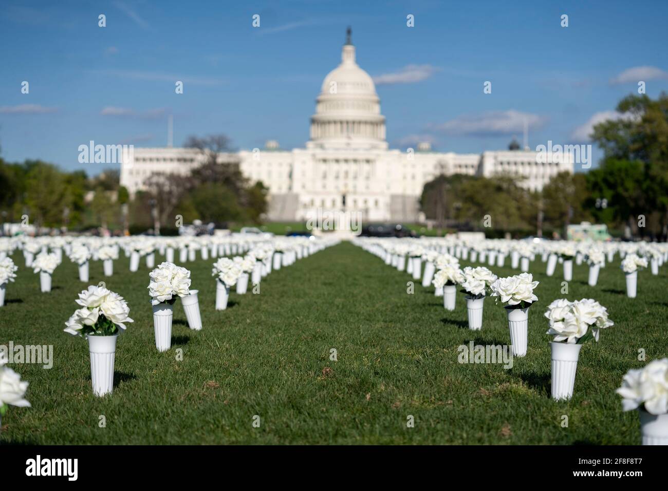 Washington, USA. April 2021. Das am 13. April 2021 aufgenommene Foto zeigt 40,000 weiße Seidenblumen, die in der National Mall installiert wurden, um die fast 40,000 Amerikaner zu ehren, die jedes Jahr durch Waffengewalt in Washington, DC, den Vereinigten Staaten, sterben. Quelle: Liu Jie/Xinhua/Alamy Live News Stockfoto