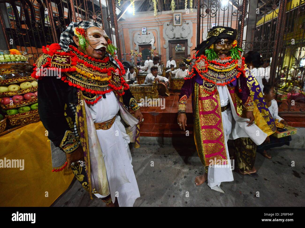 Ein maskierter Topeng-Darsteller auf einem Tempelfest in Ubud, Bali, Indonesien. Stockfoto