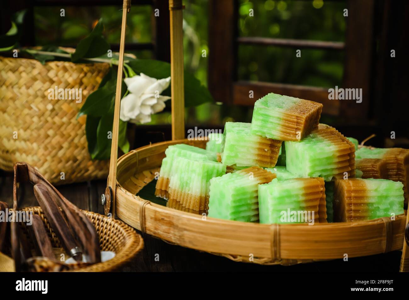 Puding Cendol oder Agar Cendol. Gelatineartige Kuchenschicht aus Kokosmilch mit Pandan Cendol und braunem Zucker. Stockfoto