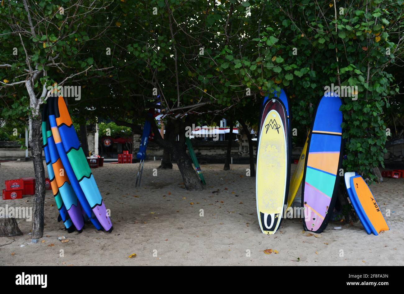 Surfbretter zur Miete am Strand von Kuta in Bali, Indonesien. Stockfoto