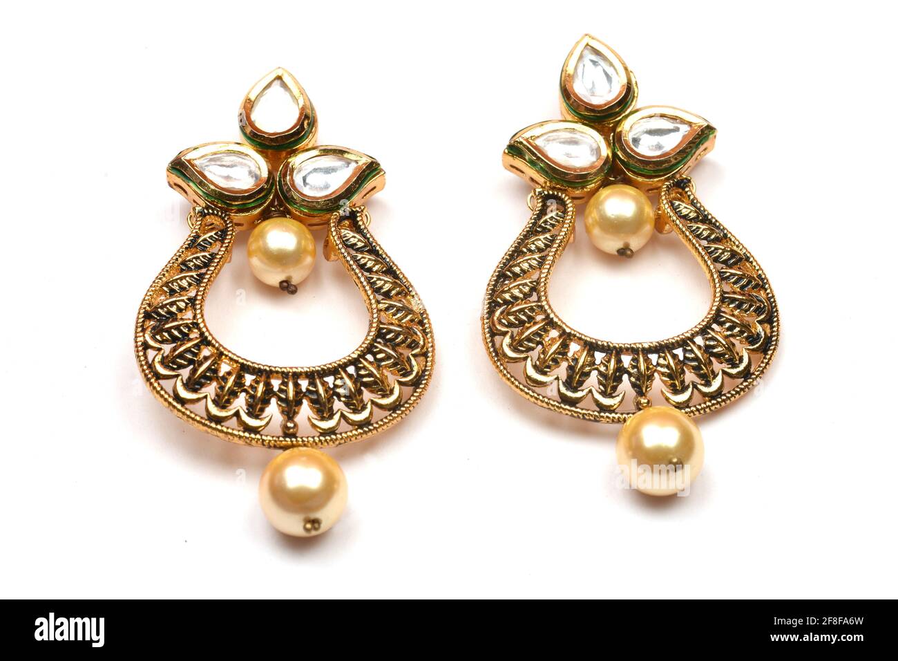 Schöne goldene Paar Ohrringe Diamanten Edelsteine auf weißem Hintergrund indischen traditionellen Schmuck, Braut Gold Ohrringe Hochzeitsschmuck Stockfoto