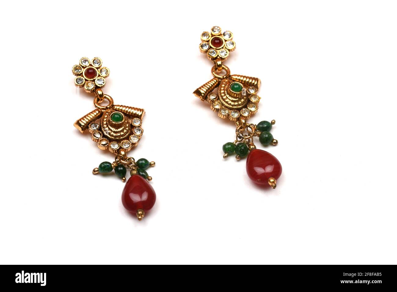 Schöne goldene Paar Ohrringe Diamanten Edelsteine auf weißem Hintergrund indischen traditionellen Schmuck, Braut Gold Ohrringe Hochzeitsschmuck Stockfoto