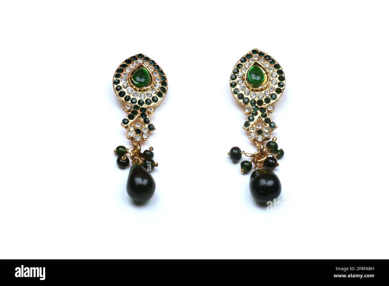 Schöne goldene Paar Ohrringe Diamanten Edelsteine auf weißem Hintergrund indischen traditionellen Schmuck, Braut Gold Ohrringe Hochzeitsschmuck Stockfoto