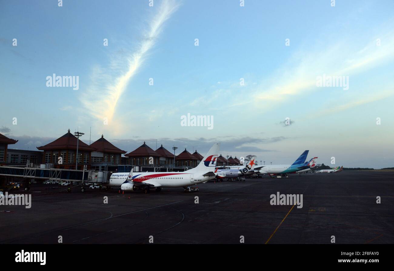 Flugzeuge auf dem internationalen Flughafen Ngurah Rai in Bali, Indonesien. Stockfoto