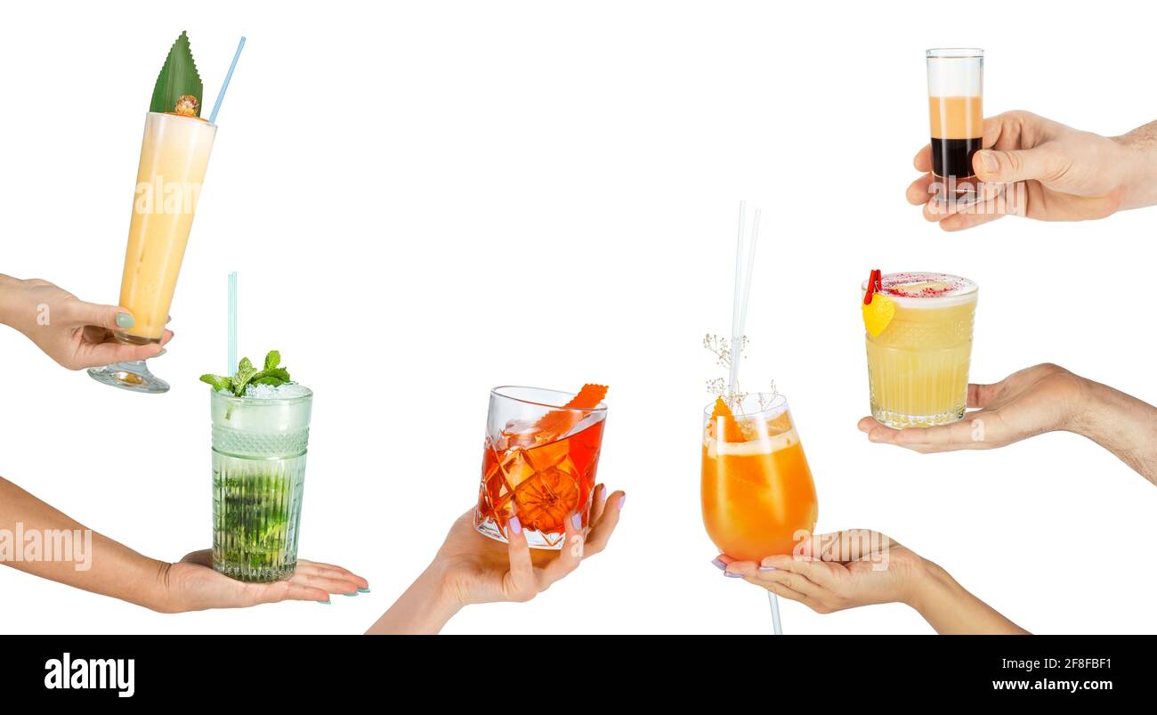 Männliche und weibliche Hände halten Cocktails auf weißem Hintergrund. ? ocktails in den Händen: Negroni, b52, Whiskey Sour, Singapur, tropischer Mojito, Pina Colada Stockfoto