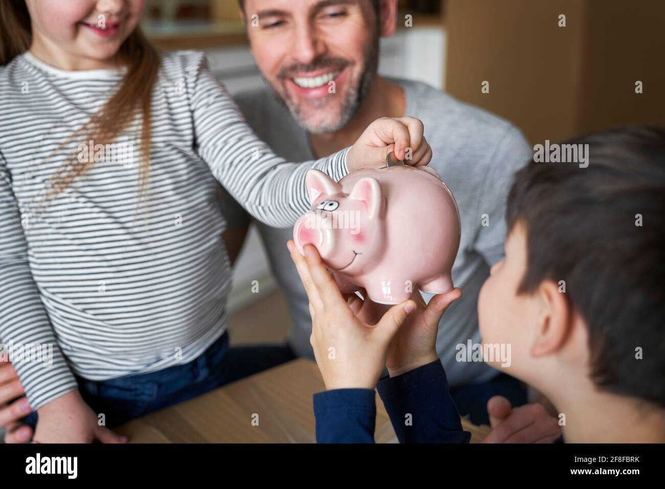 Nahaufnahme von glücklichen Vater mit Kindern Geld sparen Stockfoto