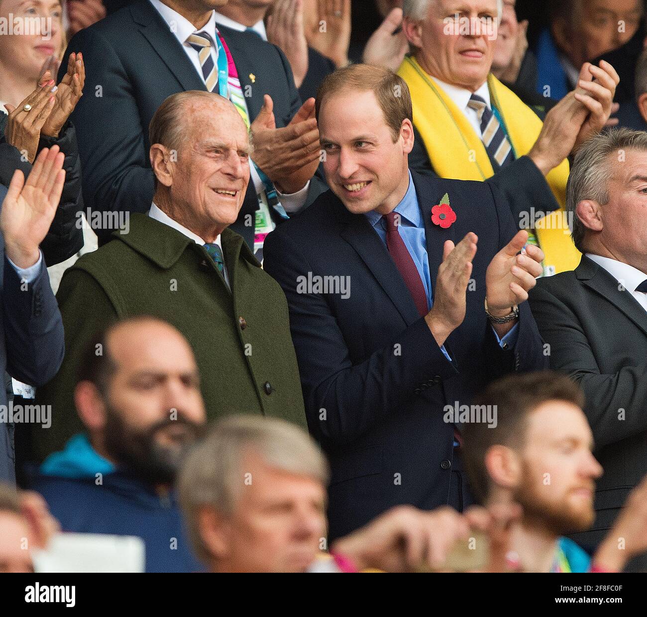 Twickenham, Großbritannien. Oktober 2015. Prinz Phillip, der Herzog von Edinburgh, Prinz William und Prinz Harry beim Rugby-Weltcup-Finale in Twickenham. Neuseeland gegen Australien Finale - Rugby World Cup 2015 Twickenham Stadium 31/10/2015 Credit: Mark Pain/Alamy Live News Stockfoto
