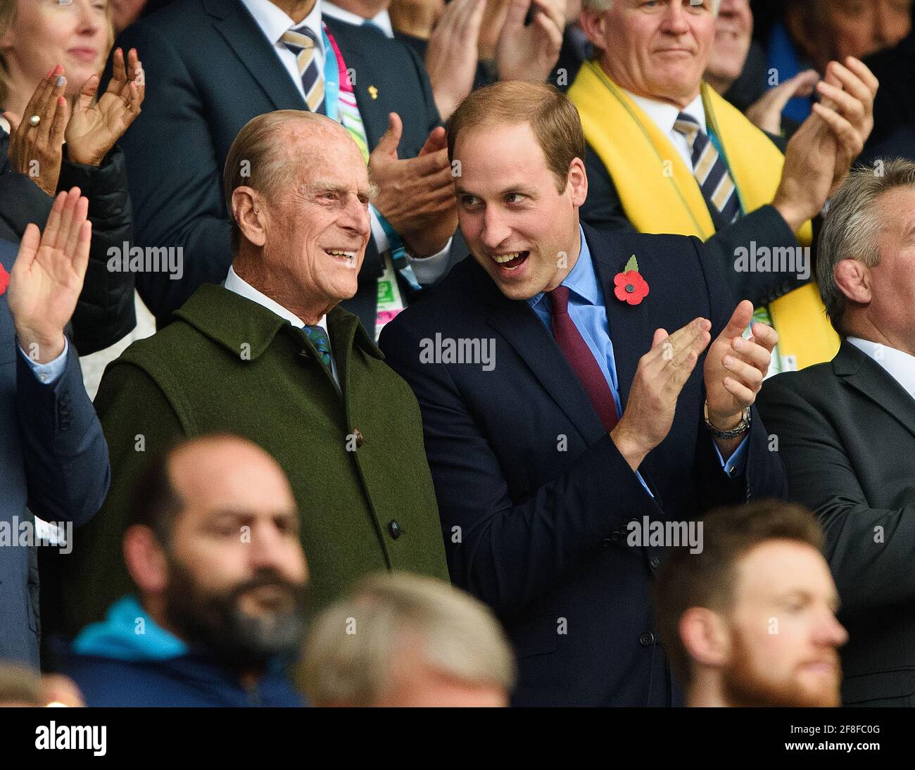 Twickenham, Großbritannien. Oktober 2015. Prinz Phillip, der Herzog von Edinburgh, Prinz William und Prinz Harry beim Rugby-Weltcup-Finale in Twickenham. Neuseeland gegen Australien Finale - Rugby World Cup 2015 Twickenham Stadium 31/10/2015 Credit: Mark Pain/Alamy Live News Stockfoto