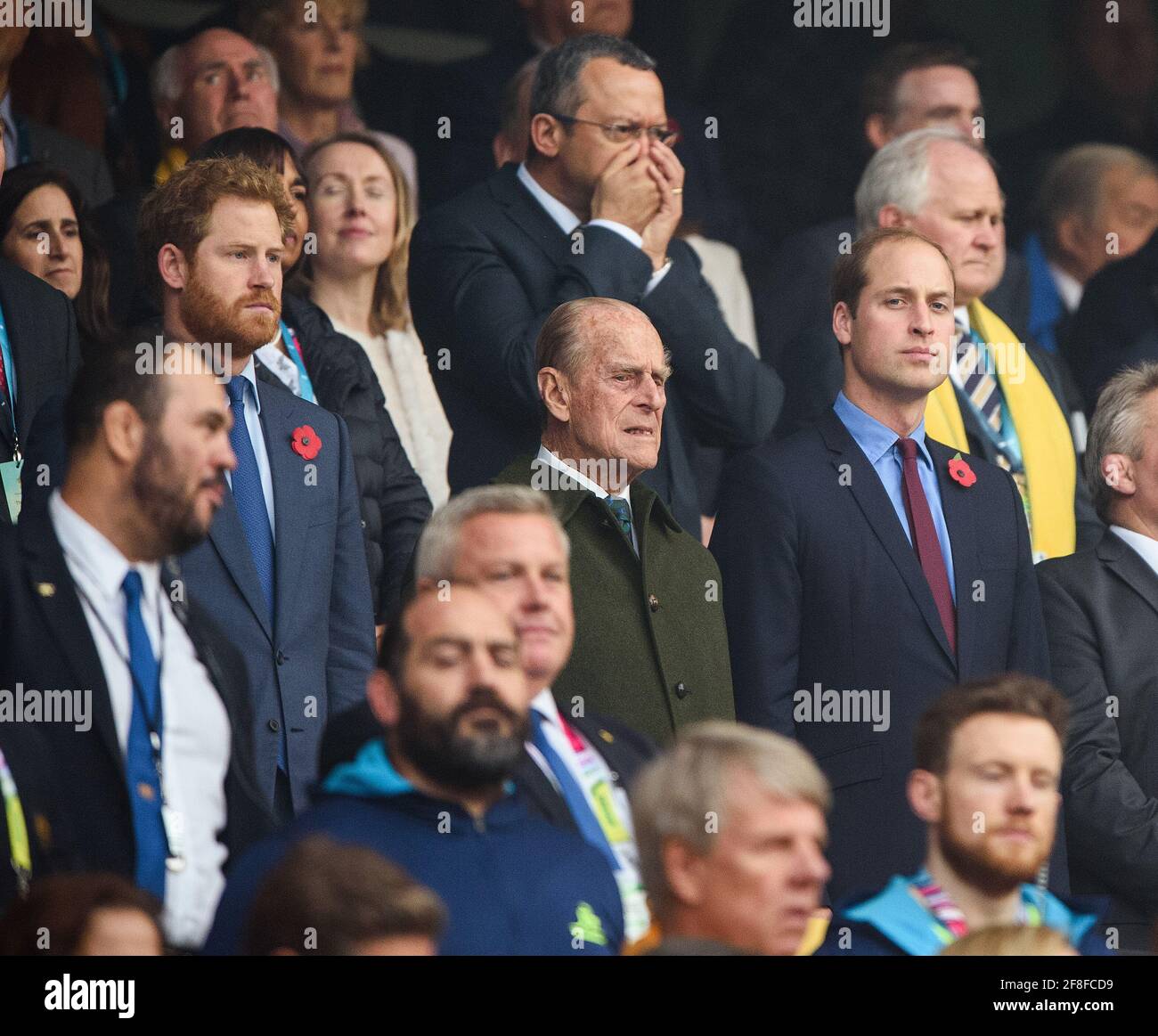 Twickenham, Großbritannien. Oktober 2015. Prinz Phillip, der Herzog von Edinburgh, Prinz William und Prinz Harry beim Rugby-Weltcup-Finale in Twickenham Stockfoto