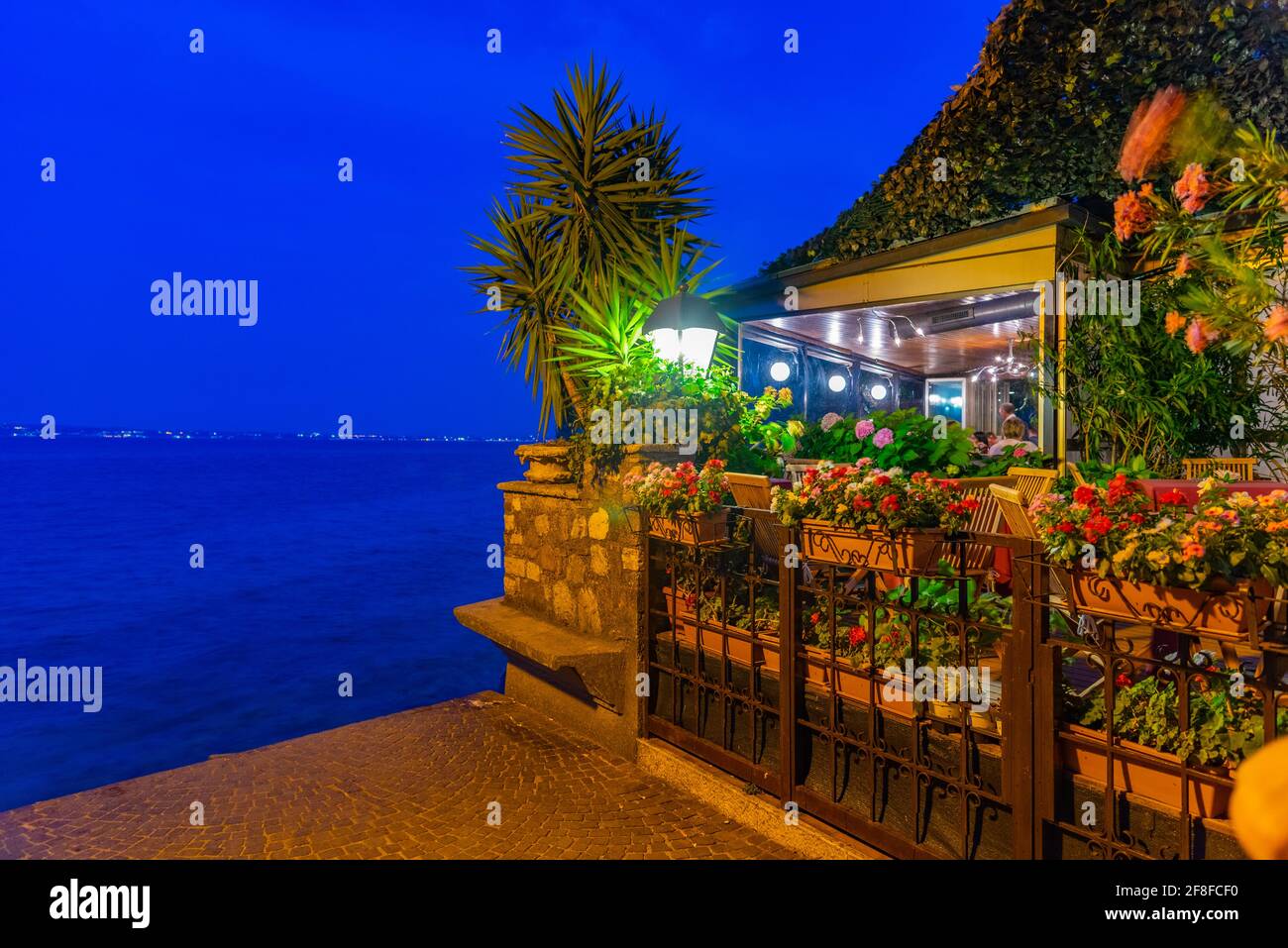 Restaurant am Ufer des Gardasees in Sirmione, Italien Stockfoto