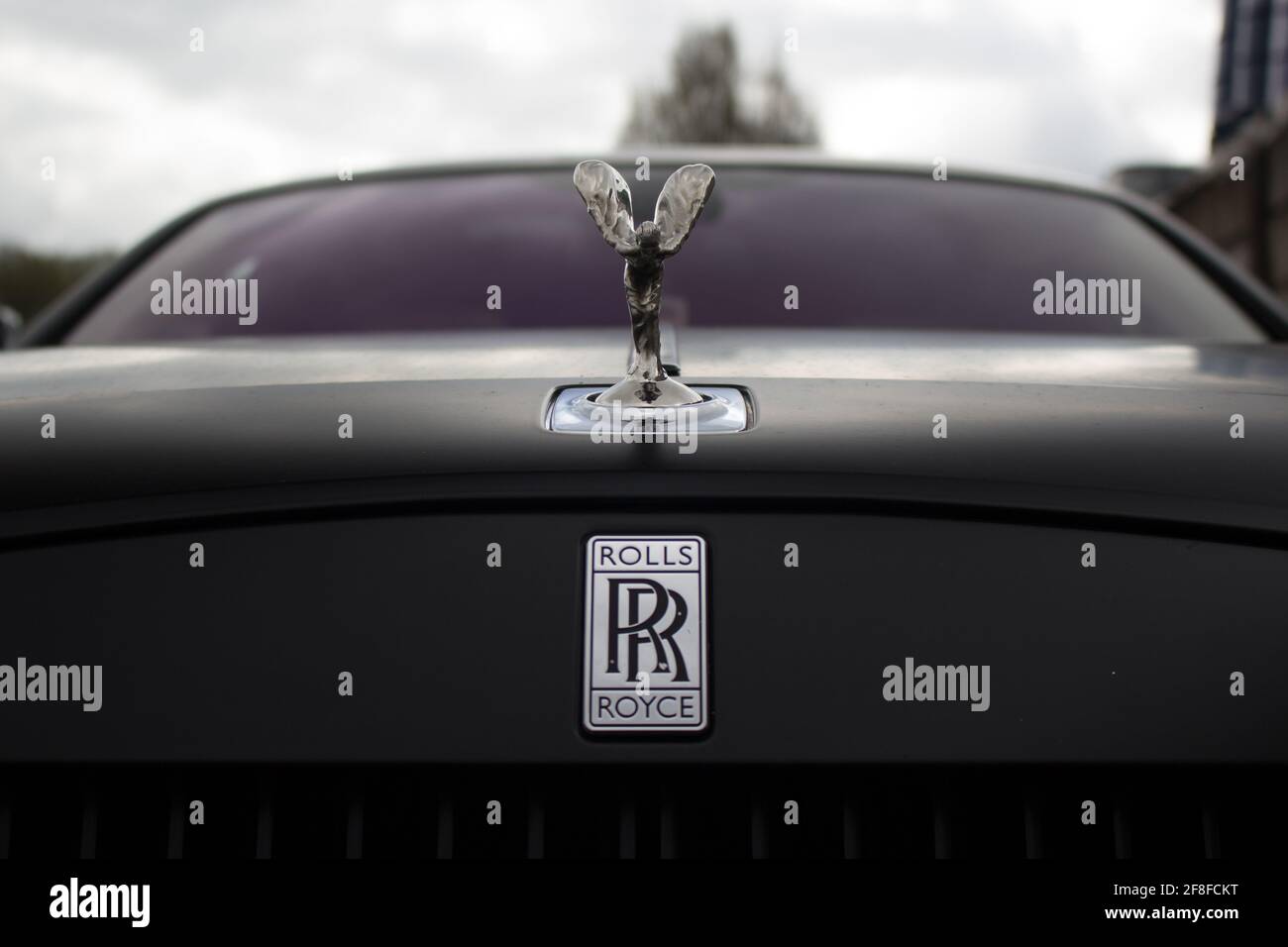 Der Rolls Royce Ghost Aus Dem Jahr 2012 Mit Karosseriedesign In Gloss Black Und Seidenschwarzer Haube Und Dach. Rolls Royce Badge Und Spirit Of Ecstasy An Der Front Der Bonn Stockfoto