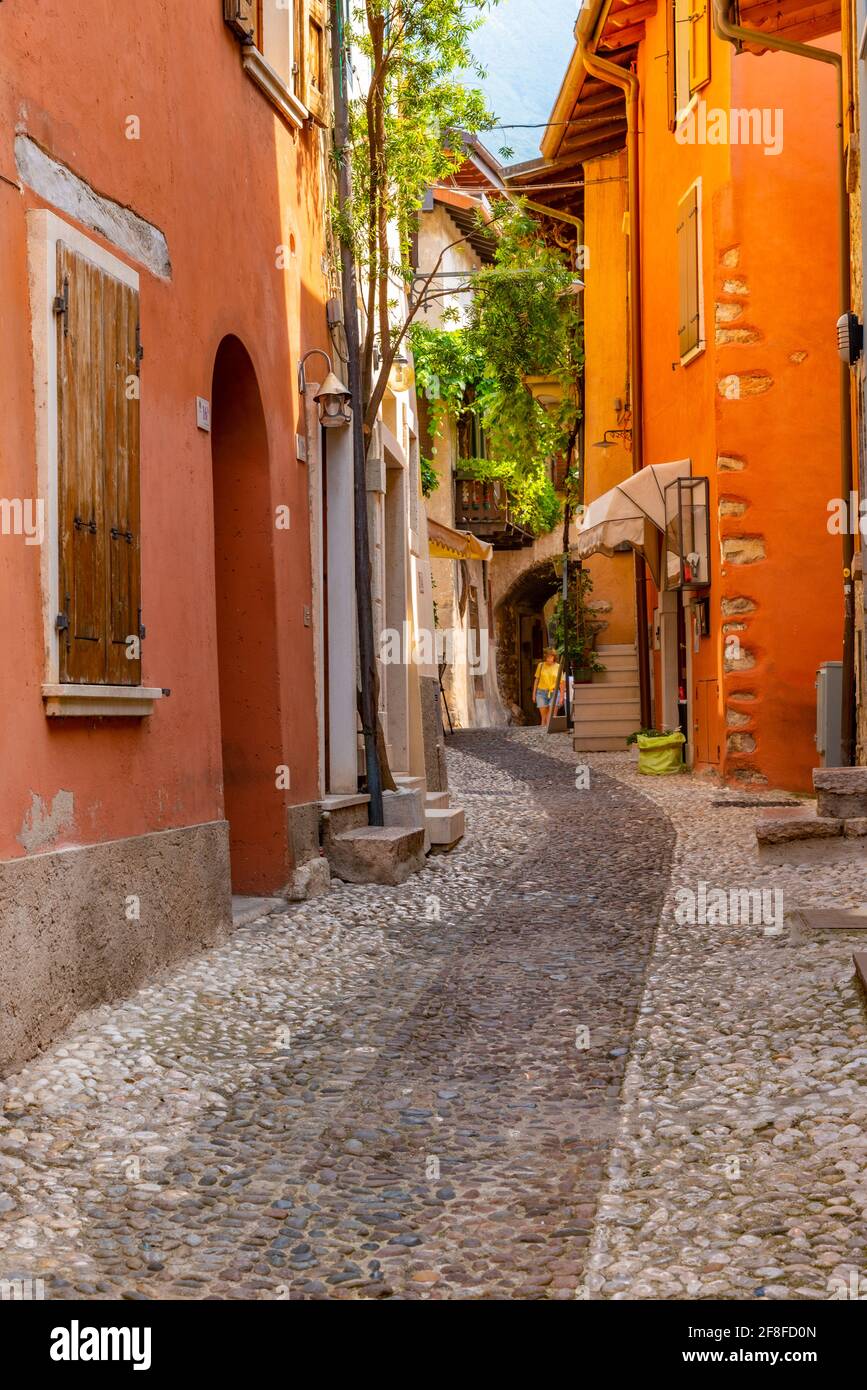 Schmale Straße in Malcesine in Italien Stockfoto