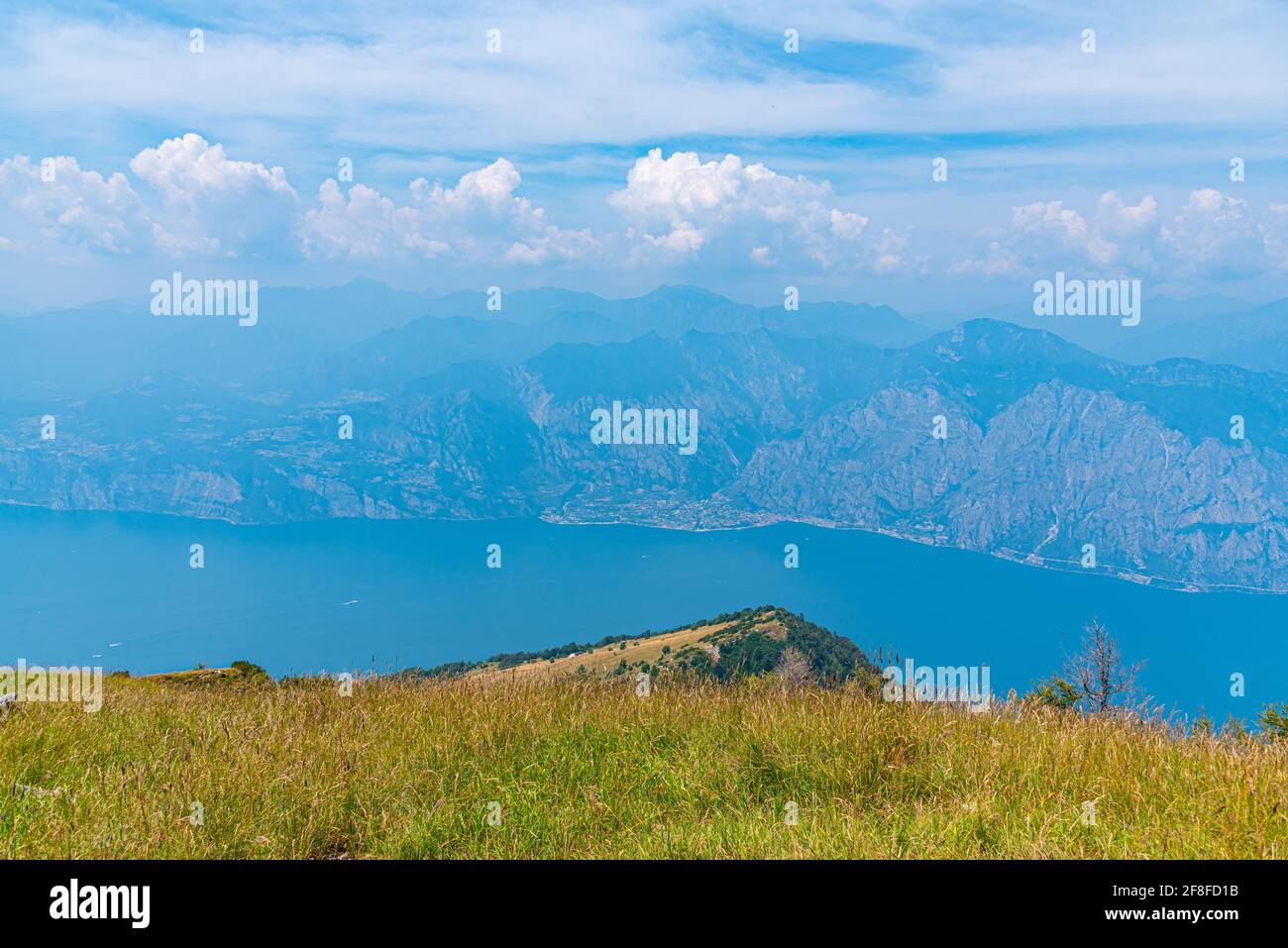 Wolkiger Blick auf Limone sul Garda vom Monte Baldo in Italien Stockfoto