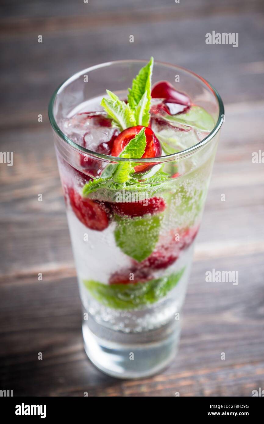 Cherry Mojito Cocktail auf dem rustikalen Hintergrund. Selektiver Fokus. Geringe Schärfentiefe. Stockfoto