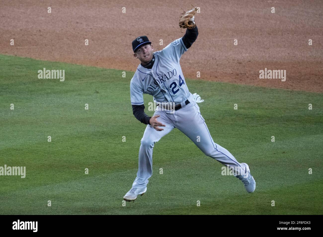 Colorado Rockies zweiter Baseman Ryan McMahon (24) macht einen Fang während eines MLB-Spiels gegen die Los Angeles Dodgers, Dienstag, 13. April 2021, in Los Ang Stockfoto