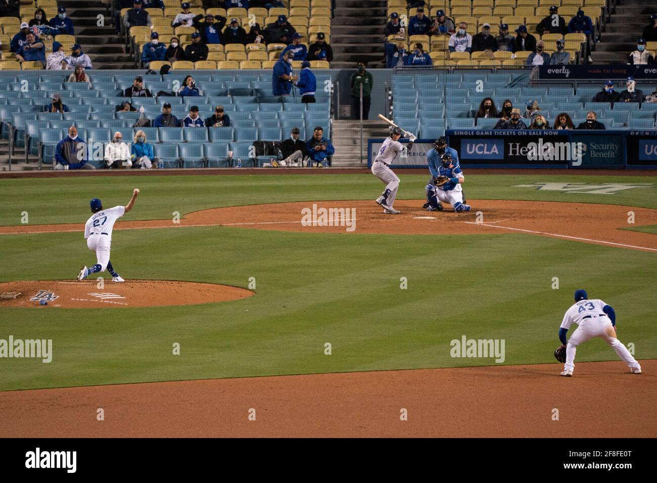 Los Angeles Dodgers starting Pitcher Trevor Bauer (27) spielt während eines MLB-Spiels am Dienstag, den April, den zweiten Baseman der Colorado Rockies Ryan McMahon (24) Stockfoto
