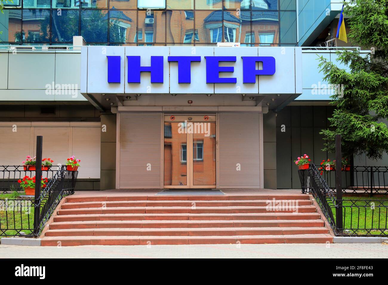 In Kiew befindet sich das Gebäude des Fernsehsenders Inter mit einer Inschrift auf Ukrainisch - Inter. Medien Ukraine, Fernsehen. Kiew, Ukraine Stockfoto