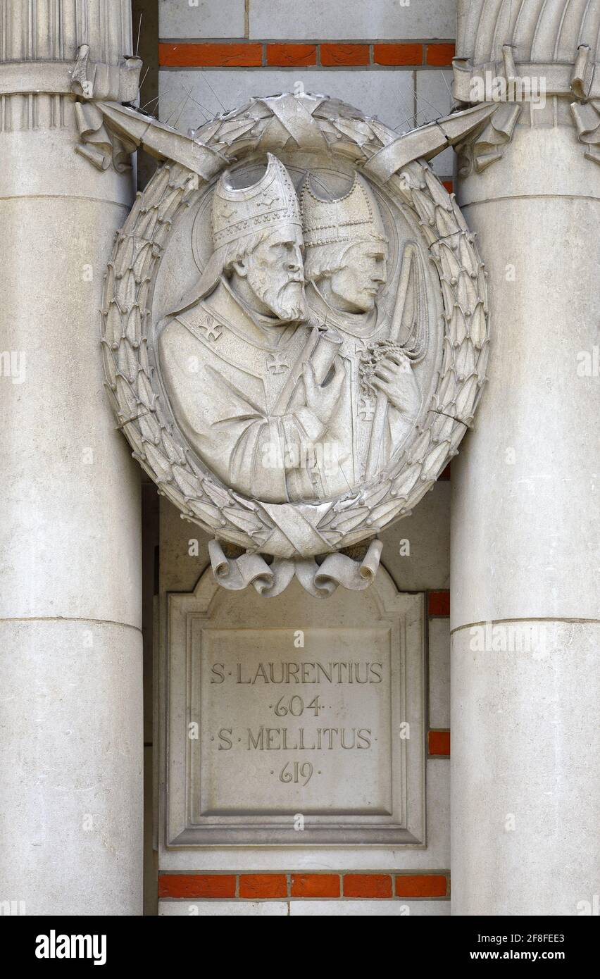 London, England, Großbritannien. Westminster Cathedral. Serie von geschnitzten Steinporträts an der Fassade der ehemaligen Erzbischöfe von Canterbury: Saints Laurentius / La Stockfoto