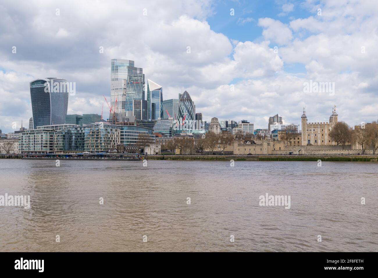 Skyline der Stadt London mit modernen Wolkenkratzern, die von der Südseite der Themse aus gesehen werden, einschließlich des historischen Tower of London. Stockfoto