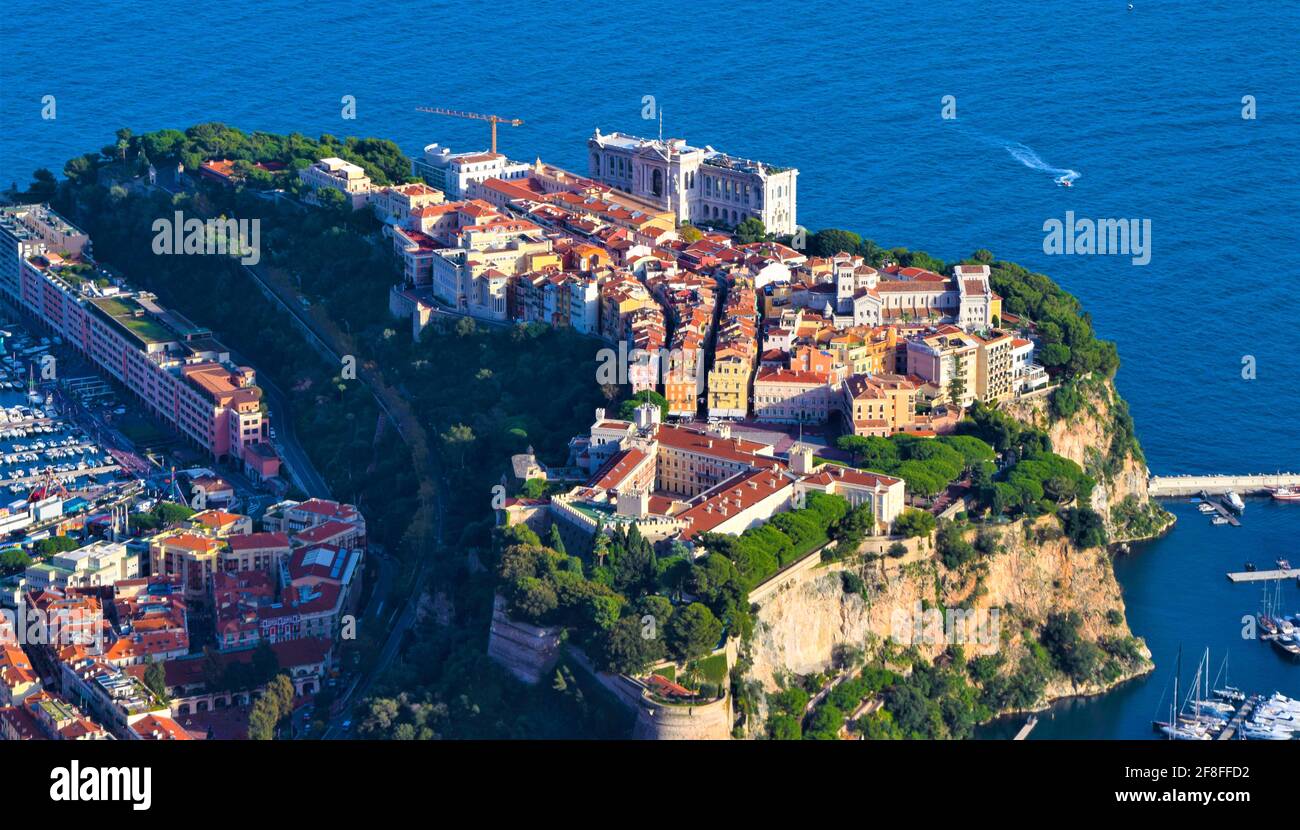 Luftpanorama auf den Felsen von Monaco, die Altstadt, das Ozeanographische Museum und den Fürstenpalast. Stockfoto