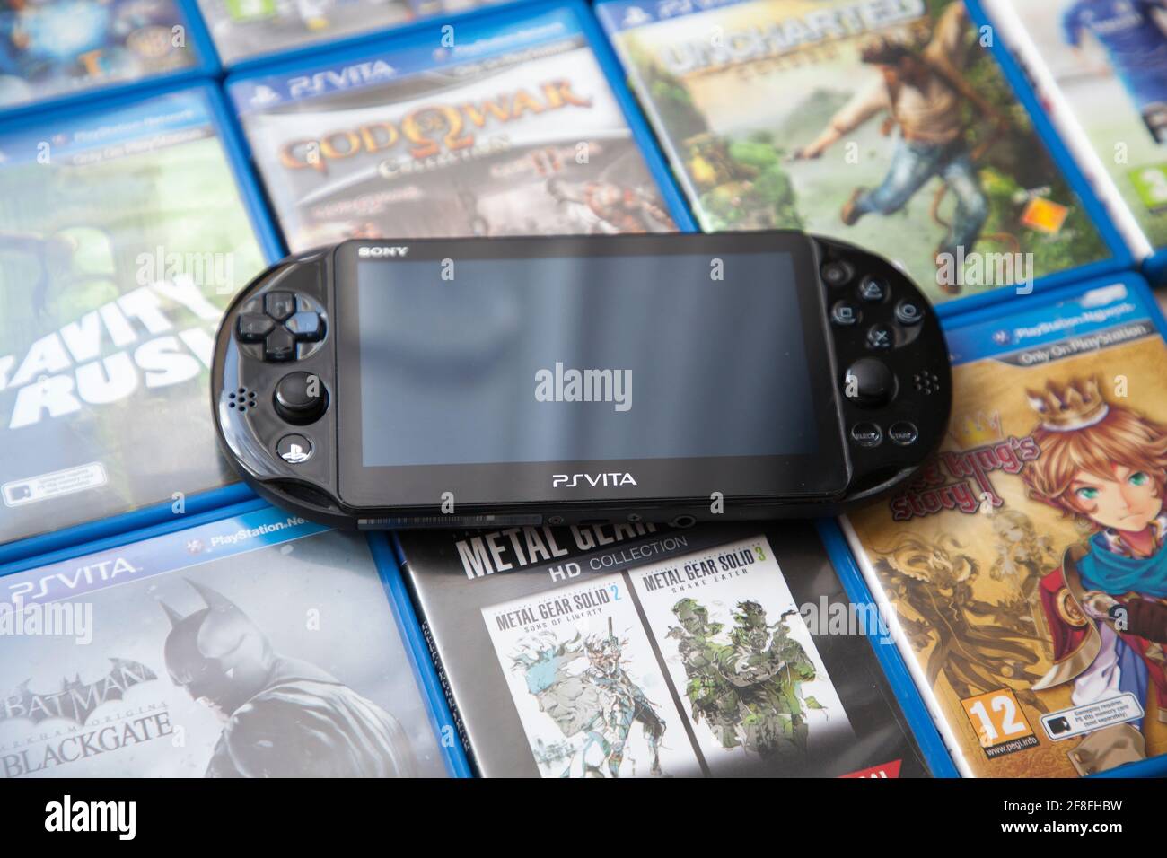 Sony PlayStation Vita zusätzlich zu den Game Cases. Stockfoto