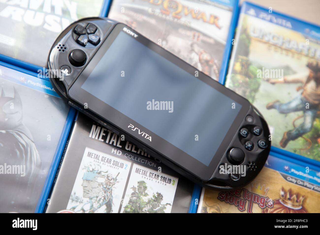 Sony PlayStation Vita zusätzlich zu den Game Cases. Stockfoto