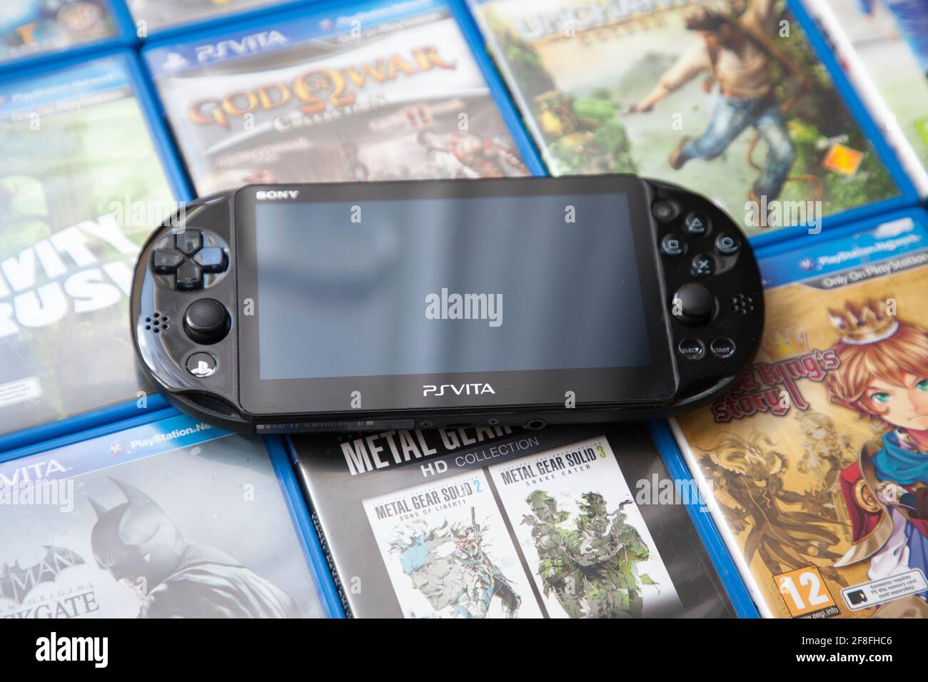 Sony PlayStation Vita zusätzlich zu den Game Cases. Stockfoto