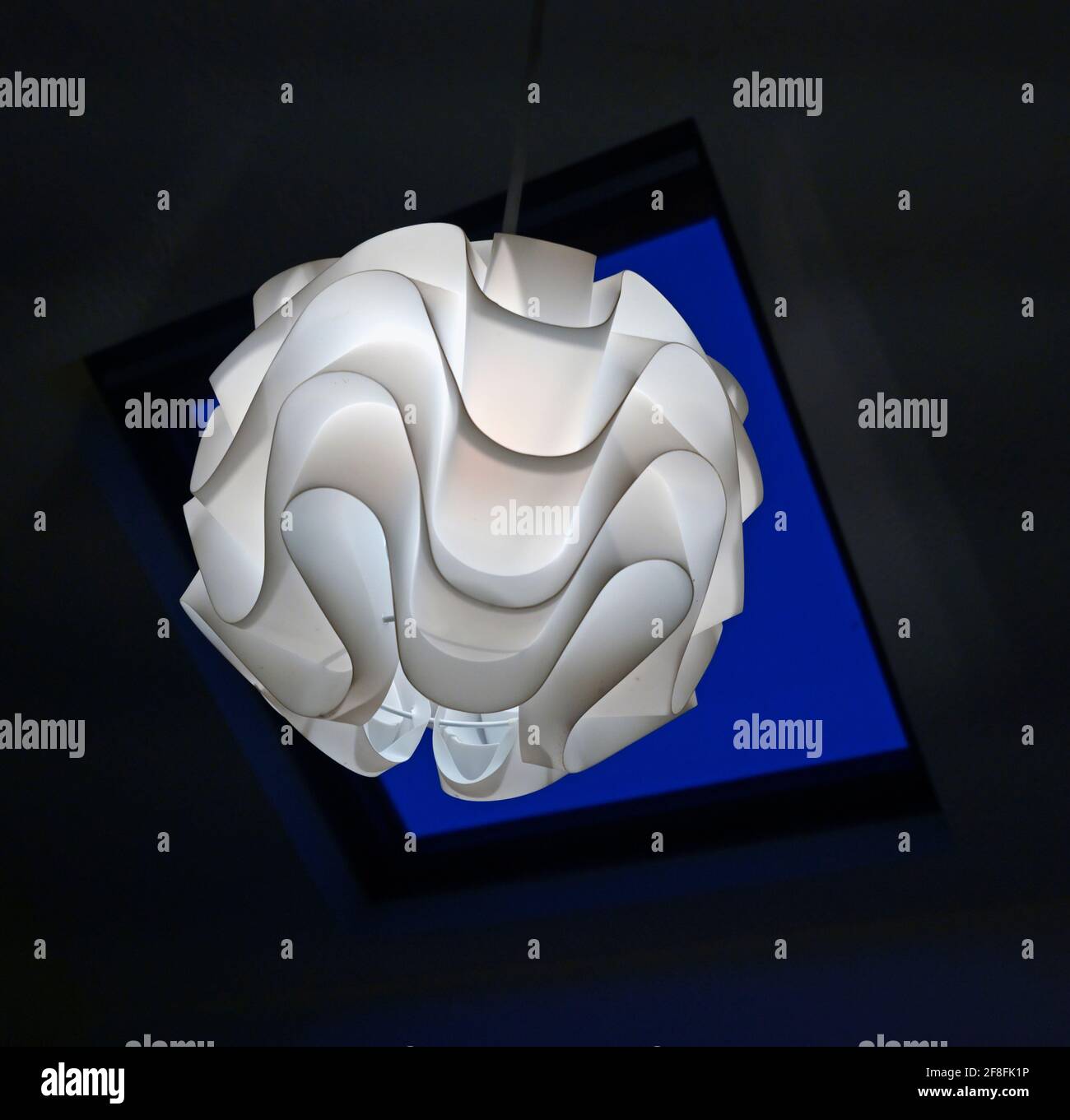 Lampenschirm und Dachfenster im Hauszimmer. Stockfoto