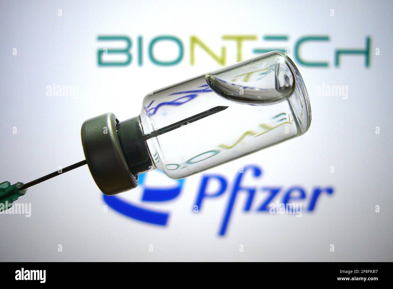 Hair, Deutschland. April 2021. Themenbild BioNTech Pfizer-Impfstoff. Einwegspritze und Impfbox mit Impfstoff zur Injektion mit einer Kanüle. Impfspritze Quelle: dpa/Alamy Live News Stockfoto