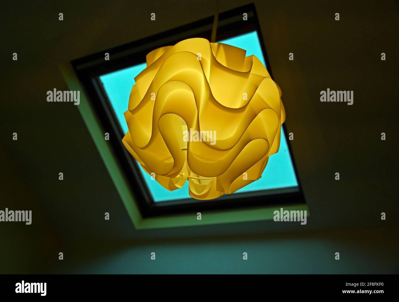 Dachfenster und Lampenschirm im heimischen Raum. Stockfoto