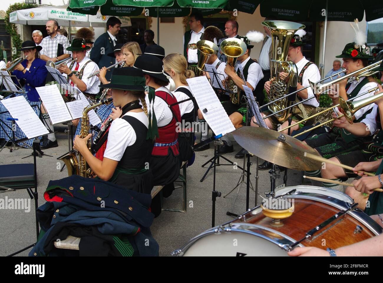 Bayerische Blaskapelle bei der traditionellen Musik- und Tanzausstellung, Wieskirche, Deutschland Stockfoto