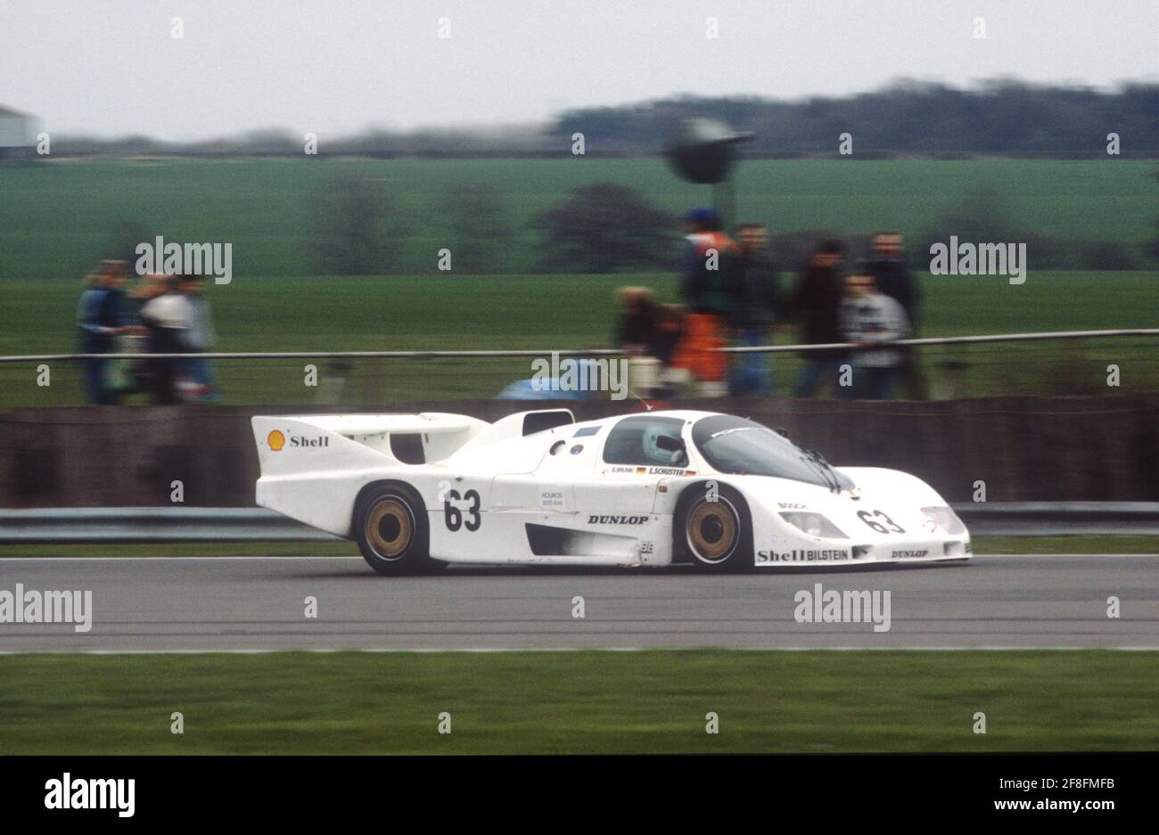 Der Porsche 936C von Siegfried Brun und Ernst Schuster während des Silverstone 1000km-Rennens 1986. Stockfoto