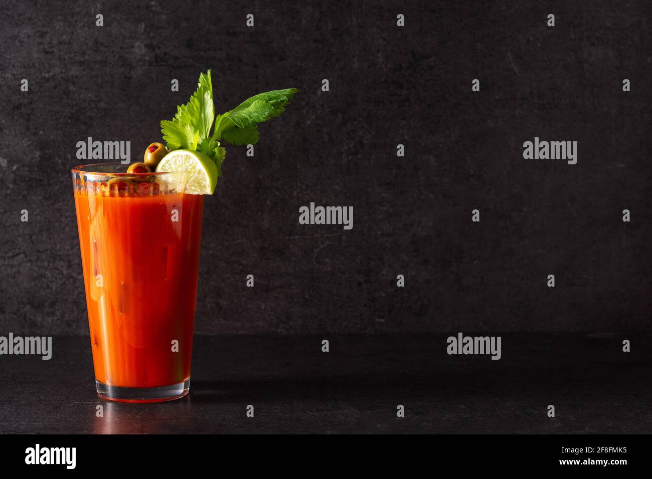 Bloody Mary Cocktail in Glas auf schwarzem Hintergrund Stockfoto