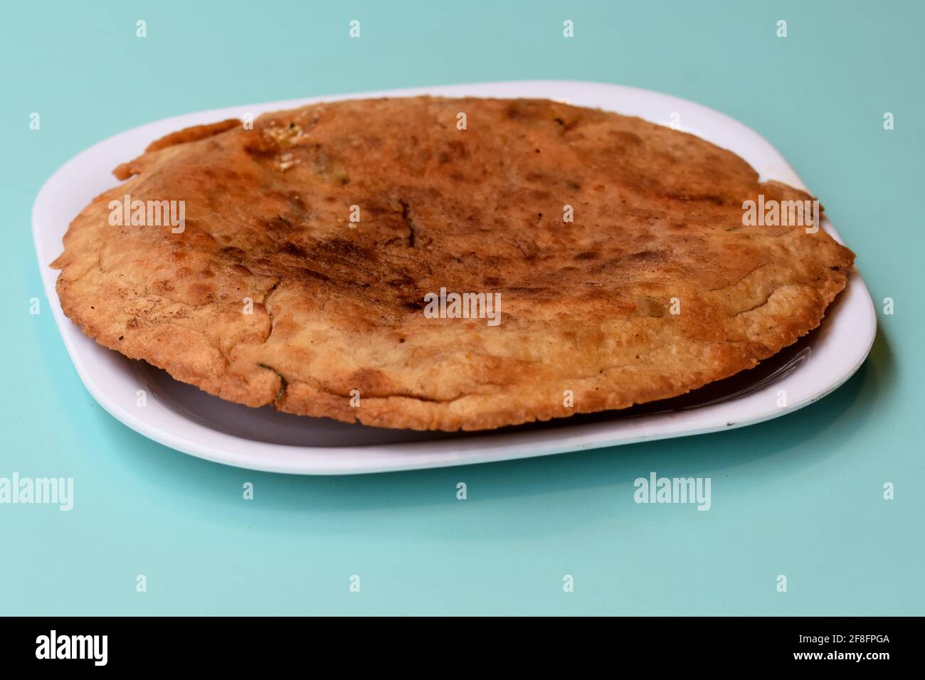 Indisches Fladenbrot - Aloo Kulcha mit Choley oder gefülltem Kartoffelbrot oder gefülltem Aloo Paratha mit Tomatenketchup, weißen Kichererbsen & Gurke - Bild Stockfoto