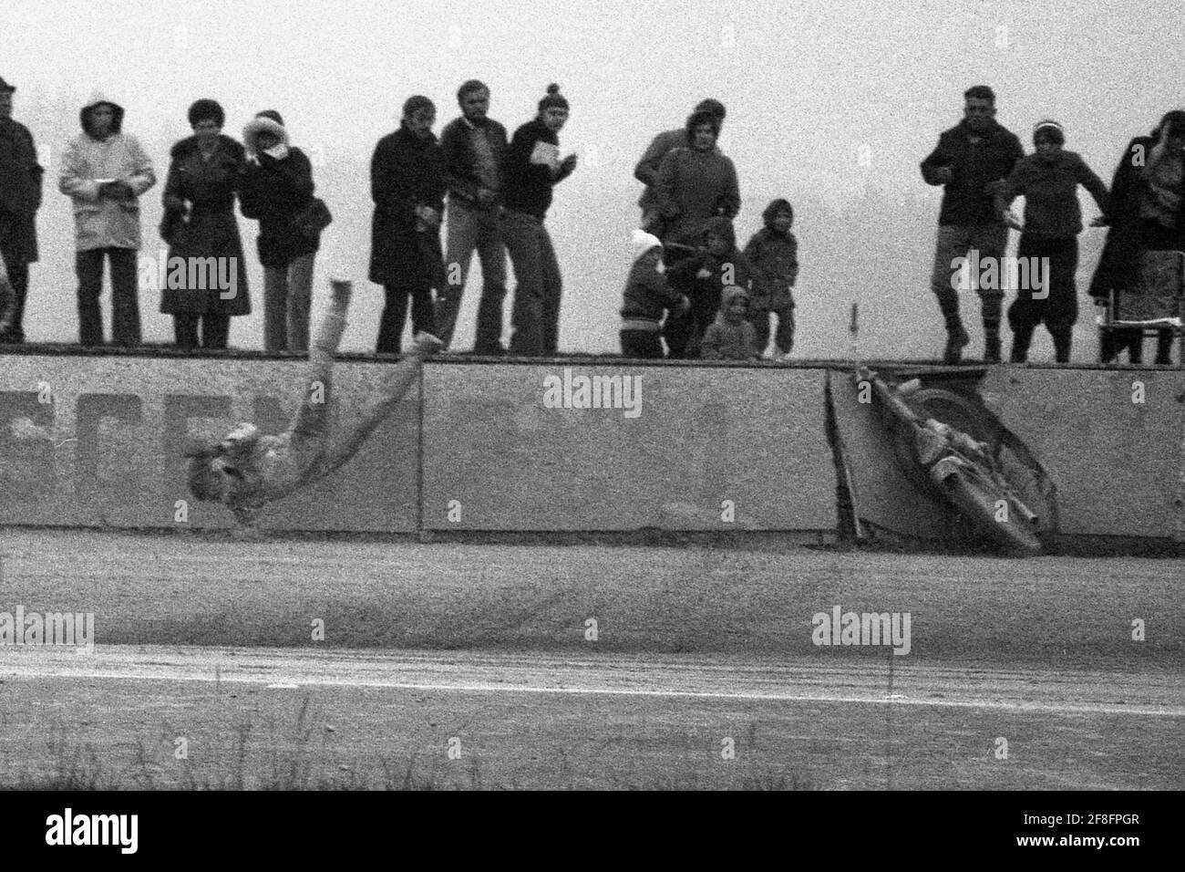 Nord, Deutschland. Februar 2021. Unfall auf dem Speedway, Dirt-Track-Rennen, ein Fahrer stürzt mit seinem Motorrad in die Bande, schwarz-weiß, schwarz-weiß, schwarz-weiß, monochrom, SW monochrom, schwarz-weiß Foto, auf dem Speedway in Bopfingen, 17.10.1976 Quelle: dpa/Alamy Live News Stockfoto