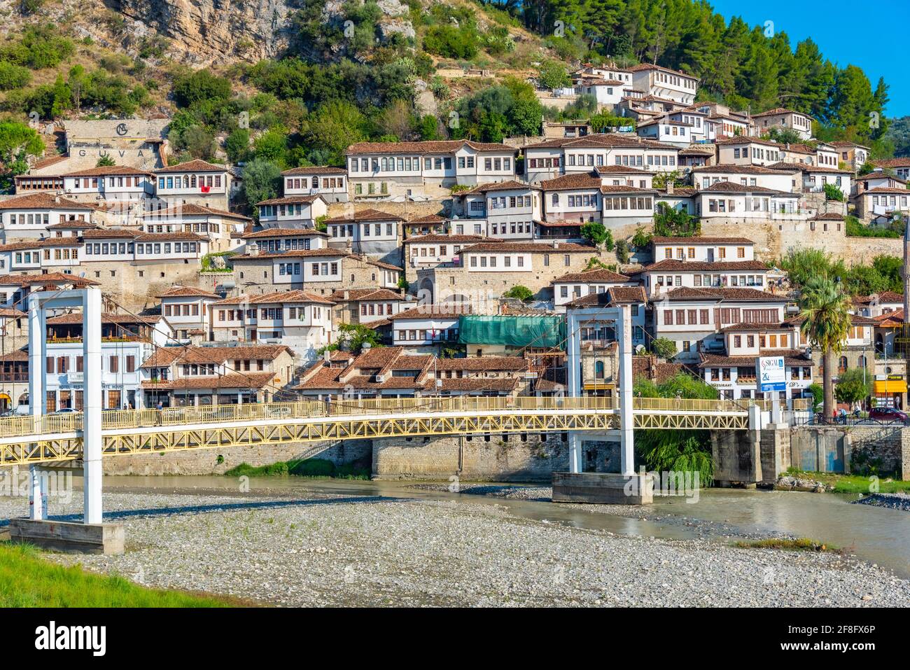 Gorica Brücke über den Osum Fluss in Berat, Albanien Stockfotografie - Alamy