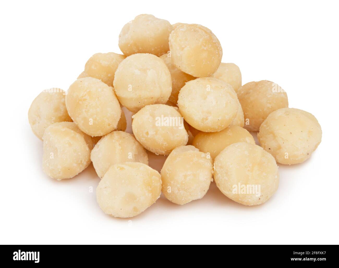 Haufen gesunder Macadamianüsse isoliert auf weißem Hintergrund Stockfoto