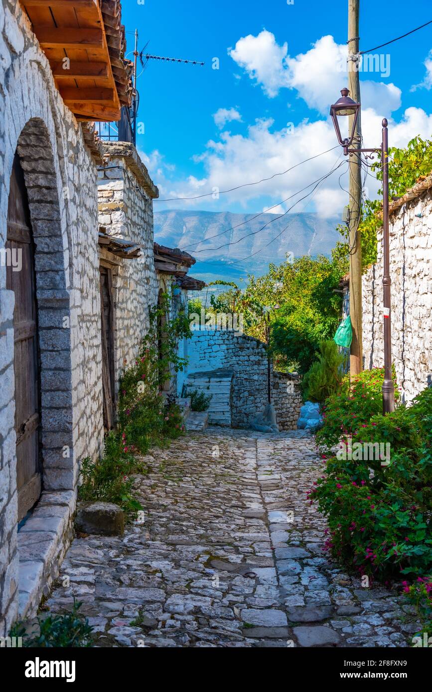 Schmale Straße im Inneren der Burg Berat in Albanien Stockfoto