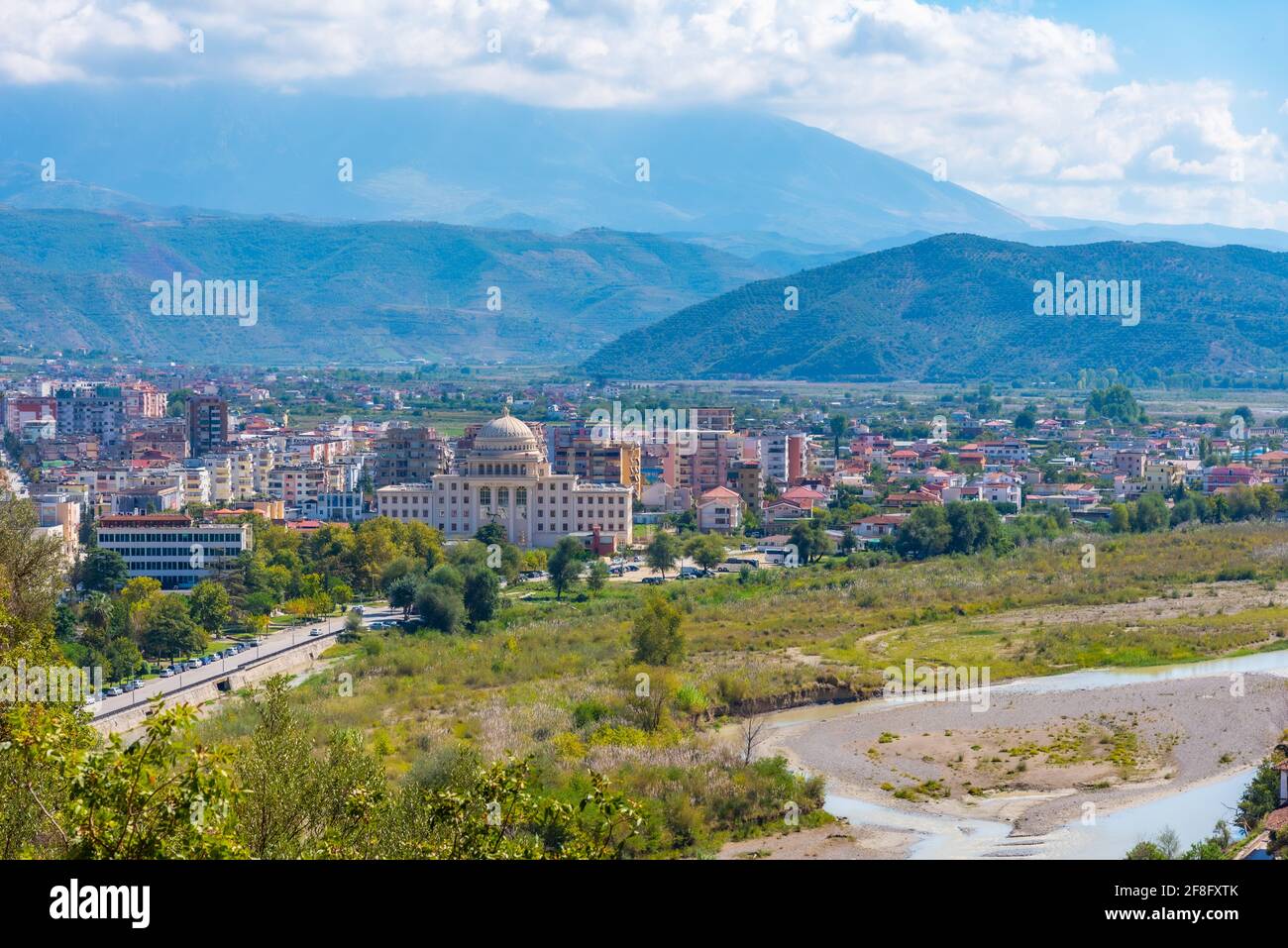 Luftaufnahme von Berat dominiert von der albanischen Universität, Albanien Stockfoto