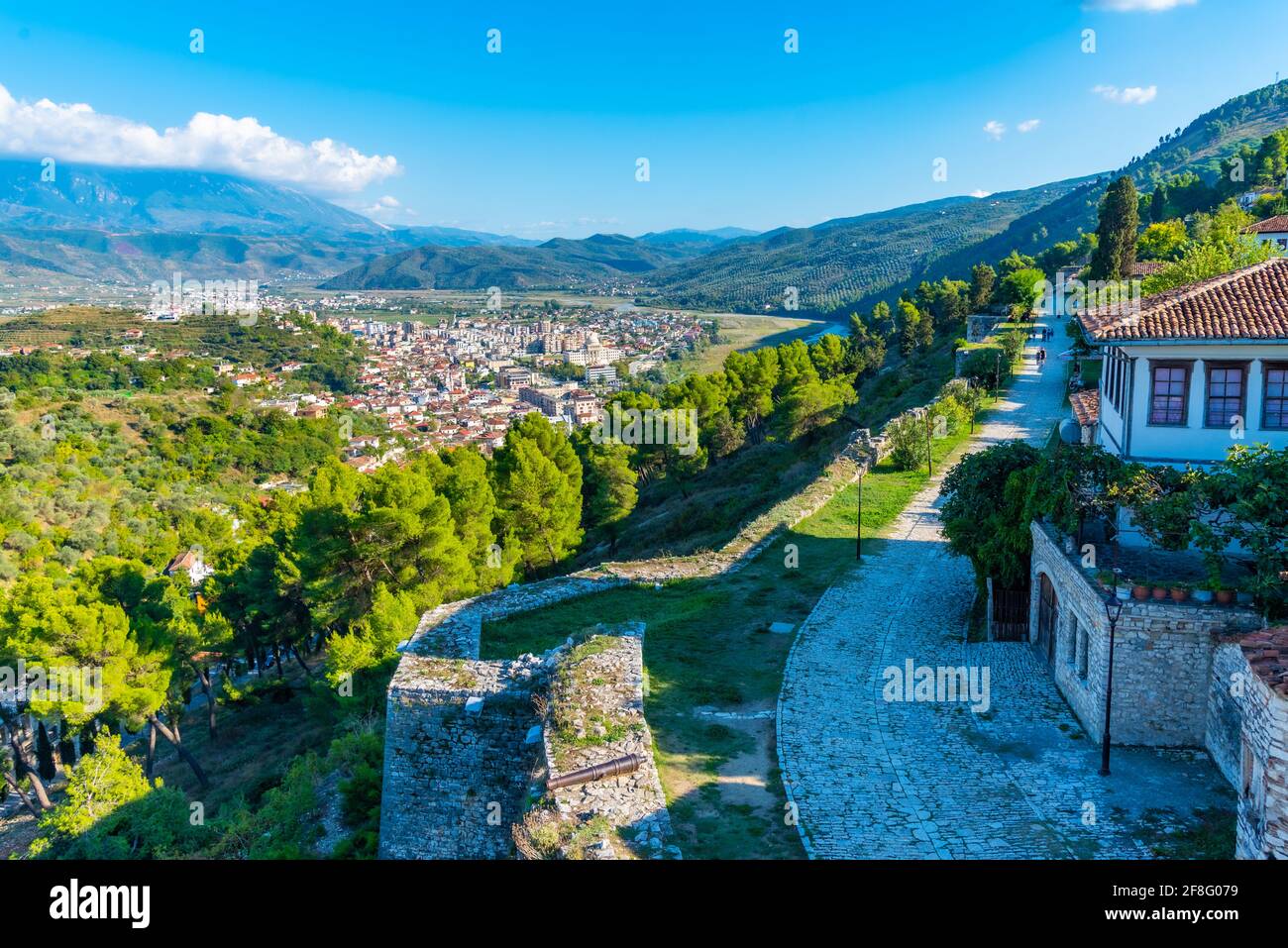 Schmale Straße im Inneren der Burg Berat in Albanien Stockfoto