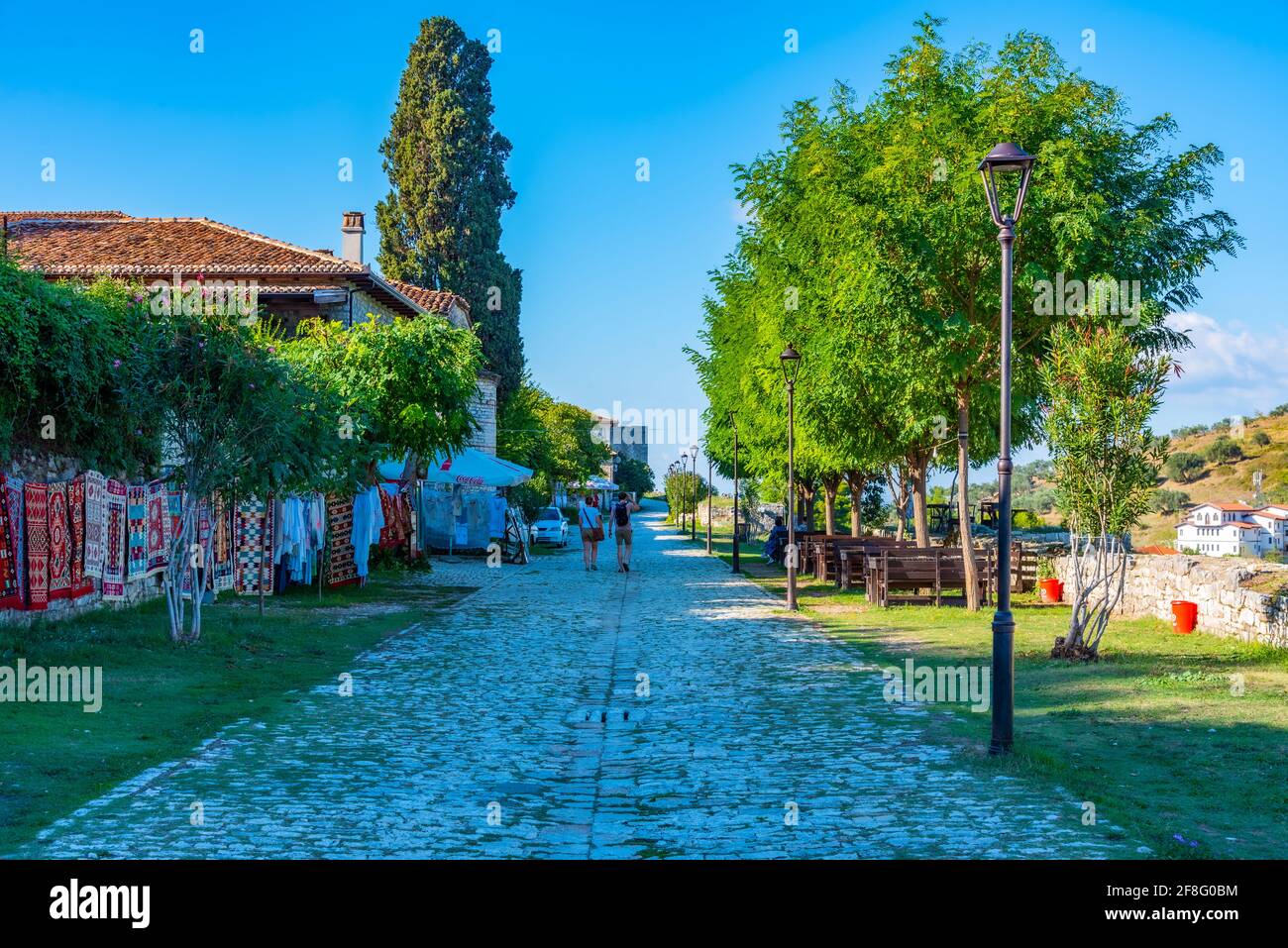 Schmale Straße im Inneren der Burg Berat in Albanien Stockfoto