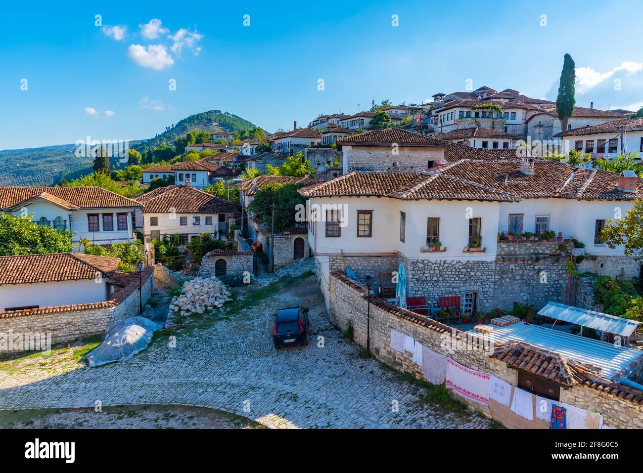 Schmale Straße im Inneren der Burg Berat in Albanien Stockfoto