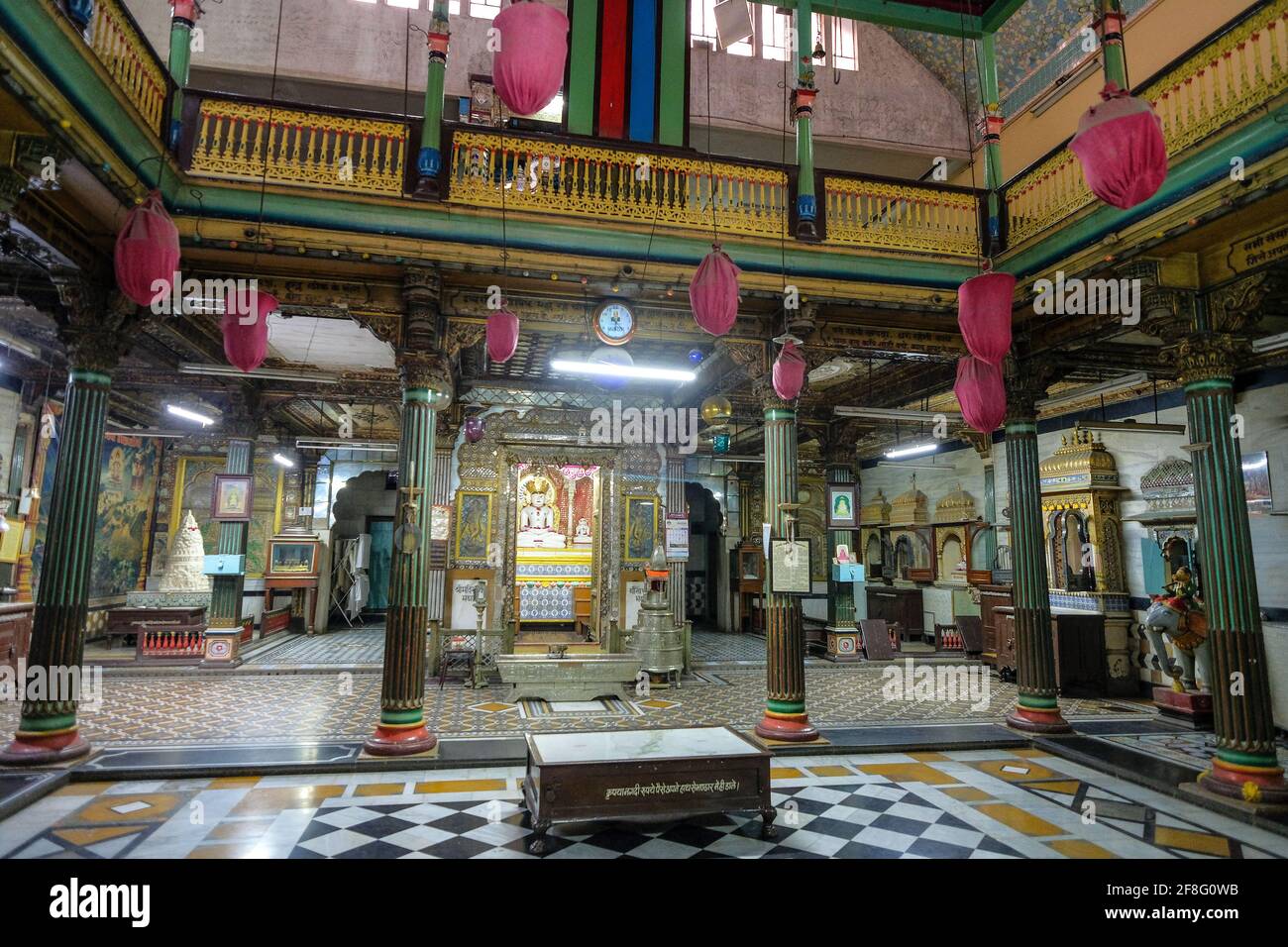 Indore, Indien - 2021. März: Detail des Inneren eines Jain-Tempels in Sarafa Bazaar am 12. März 2021 in Indore, Madhya Pradesh, Indien. Stockfoto