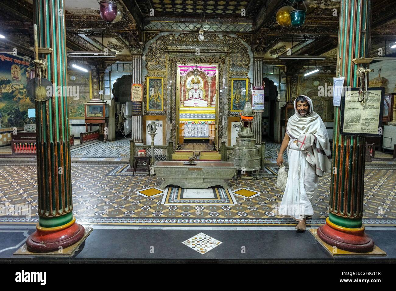 Indore, Indien - 2021. März: Ein Mönch, der am 12. März 2021 in Indore, Madhya Pradesh, Indien, in einem Jain-Tempel im Sarafa Bazaar betet. Stockfoto