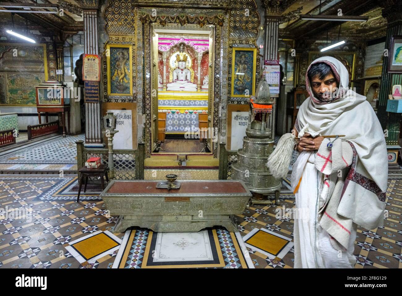 Indore, Indien - 2021. März: Ein Mönch, der am 12. März 2021 in Indore, Madhya Pradesh, Indien, in einem Jain-Tempel im Sarafa Bazaar betet. Stockfoto