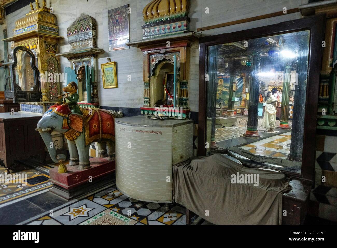 Indore, Indien - 2021. März: Detail des Inneren eines Jain-Tempels in Sarafa Bazaar am 12. März 2021 in Indore, Madhya Pradesh, Indien. Stockfoto