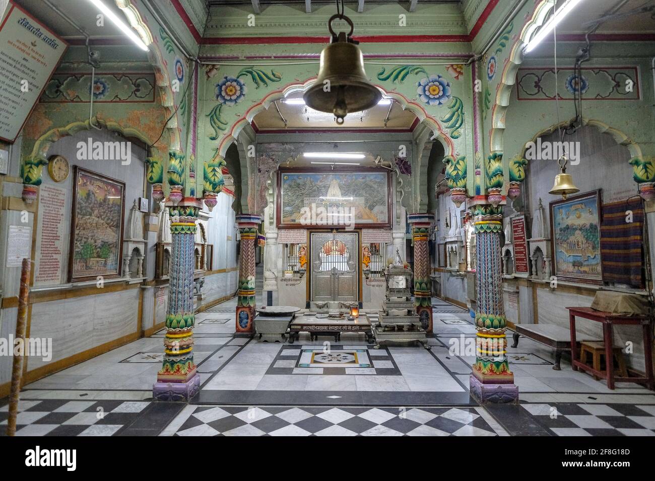 Indore, Indien - 2021. März: Detail des Inneren des Jain Shwetamber Tempels am 12. März 2021 in Indore, Madhya Pradesh, Indien. Stockfoto
