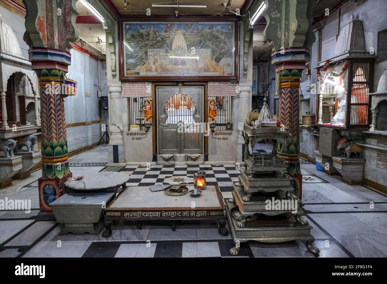 Indore, Indien - 2021. März: Detail des Inneren des Jain Shwetamber Tempels am 12. März 2021 in Indore, Madhya Pradesh, Indien. Stockfoto