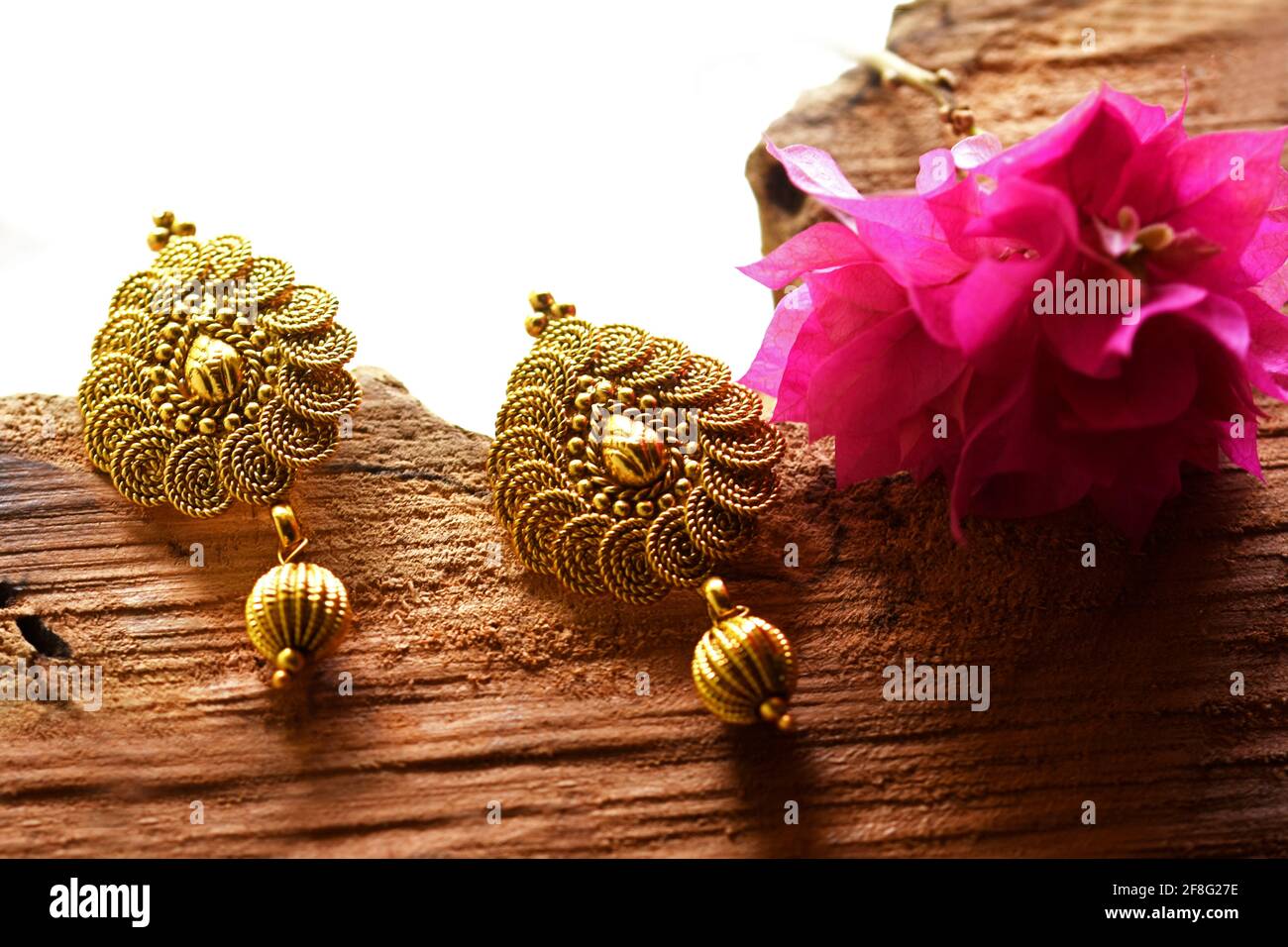Schöne goldene Paar Ohrringe, indischen traditionellen Schmuck, indischen Schmuck Braut Gold Ohrringe Hochzeitsschmuck Stockfoto
